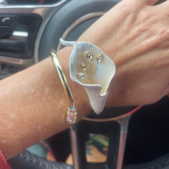 Betsey Johnson Calla Lily Cuff Bracelet White Enamel Crystal Statement Floral - Picture 2 of 4